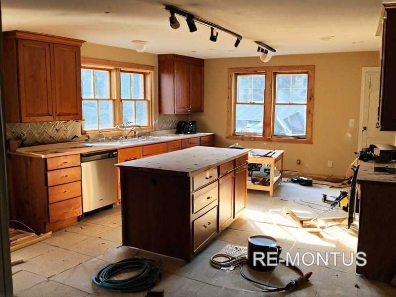 Как закрепить обои на стенах с низким качеством основания?