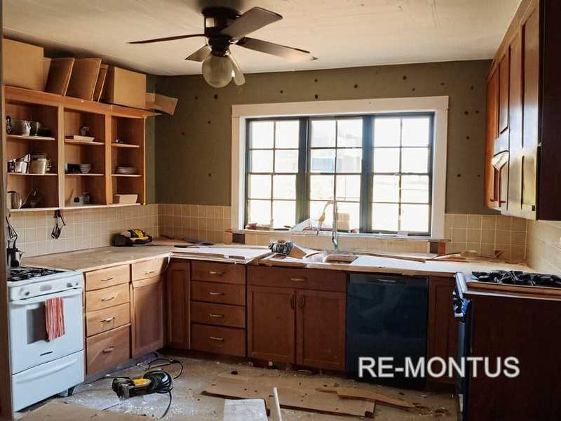 Как обои могут скрыть неровности стен в прихожей